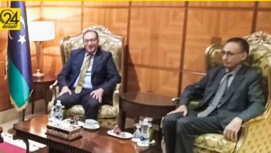 سفير تونس يبحث مع الحويج آليات تشجيع شركات بلاده للعمل بليبيا