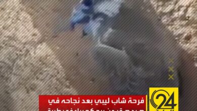 تمكن شخص من اصطياد صقر من أعلى برج كهرباء في مدينة طبرق