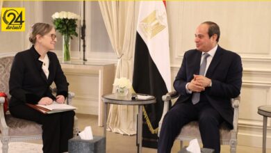 على هامش مؤتمر ليبيا.. الرئيس السيسي يهنئ "بودن" لترأسها لأول حكومة في الوطن العربي