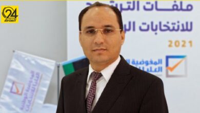 محامي سيف الإسلام يلتقي عماد السائح بمقر مفوضية الانتخابات في طرابلس