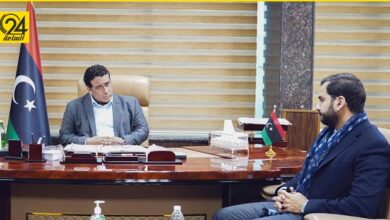 السائح يمنح «المنفي» بطاقة تطعيم إلكترونية