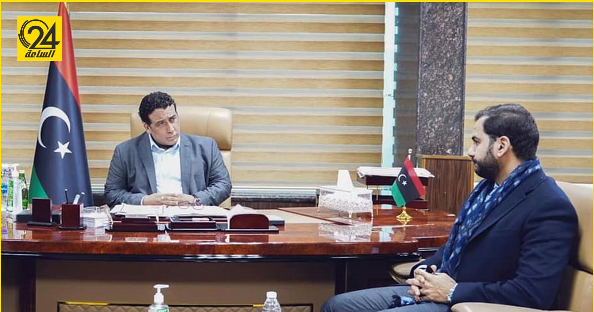 السائح يمنح «المنفي» بطاقة تطعيم إلكترونية