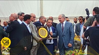 المشير خليفة حفتر يلتقي مشائخ وأعيان مدينة طبرق