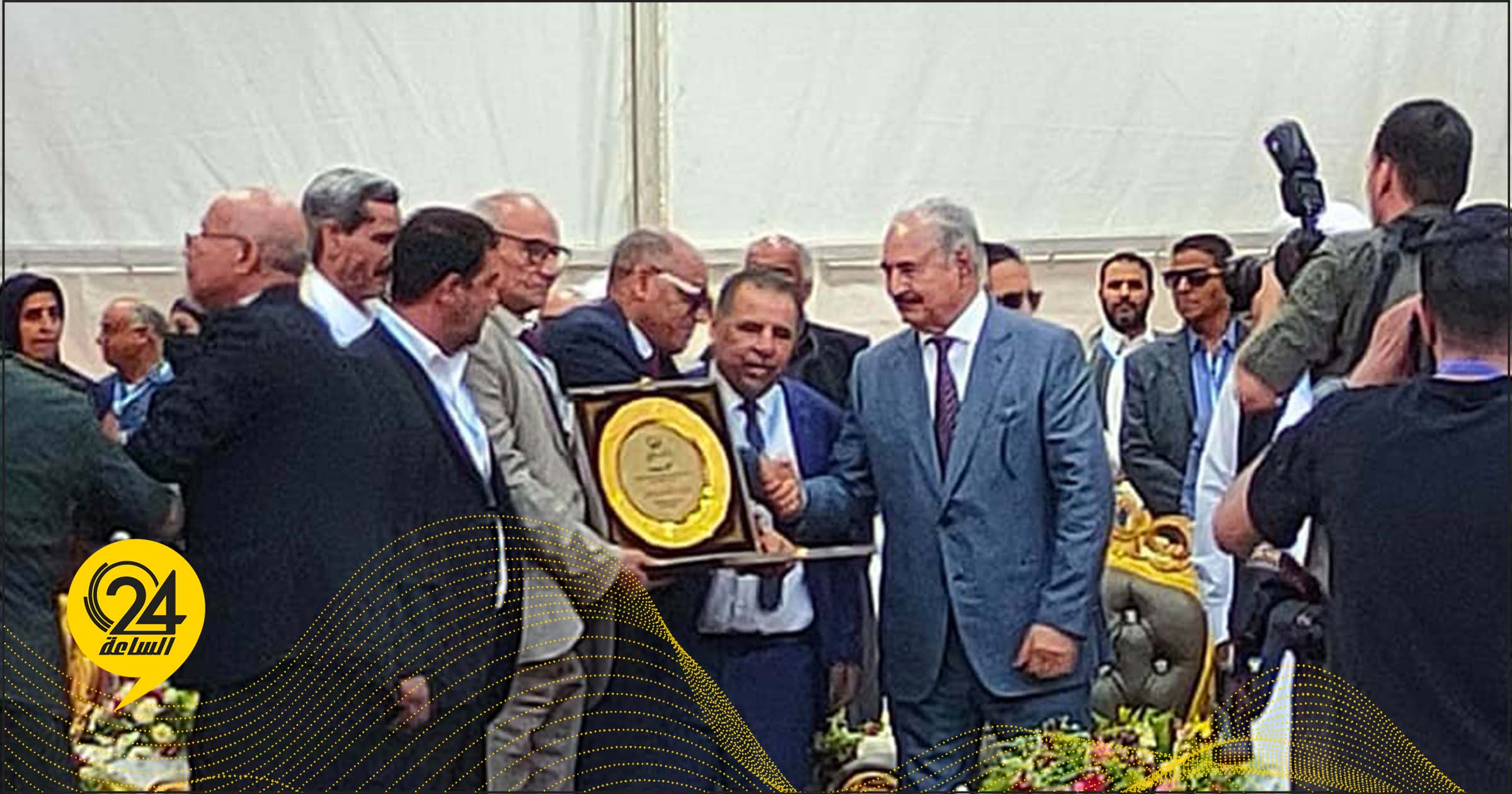 المشير خليفة حفتر يلتقي مشائخ وأعيان مدينة طبرق