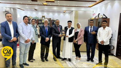 رئيس مجلس التخطيط الوطني يسلّم عقيلة صالح «درع العطاء»