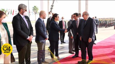 المنقوش وصديقتها تستقبلان «المنفي» بمطار هواري بومدين