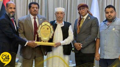 منح عقيلة صالح درع «الموظف المتميز»