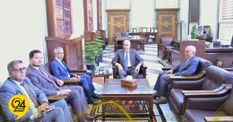 الكبير يطلع سفير فرنسا على البيان الشهري الخاص بالإيراد والإنفاق